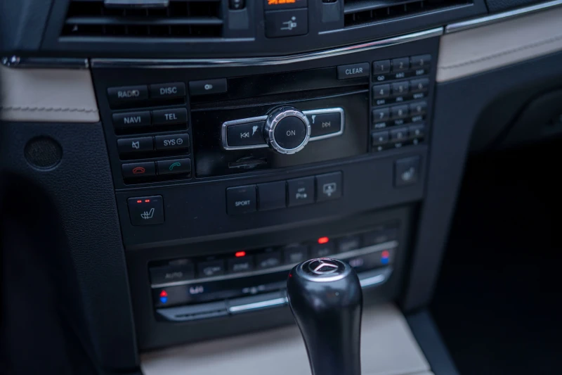 Mercedes-Benz E 500 AMG* COUPE* DESIGNO* HARMAN* ПОДГРЕВ* ПАНО* , снимка 13 - Автомобили и джипове - 52640003