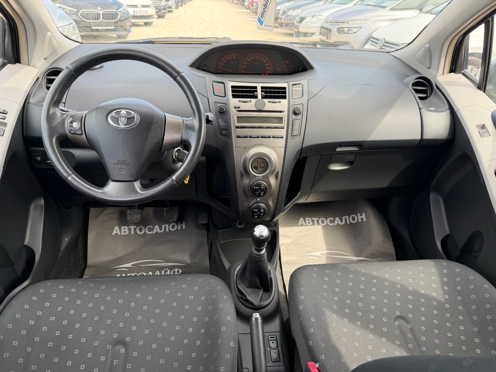 Toyota Yaris 1.3VVTI, снимка 8 - Автомобили и джипове - 54214677