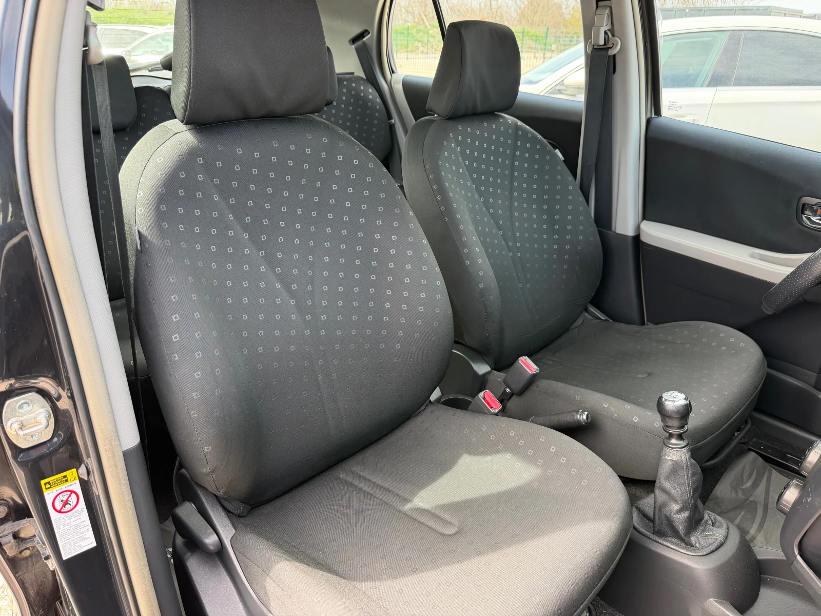 Toyota Yaris 1.3VVTI, снимка 11 - Автомобили и джипове - 54214677