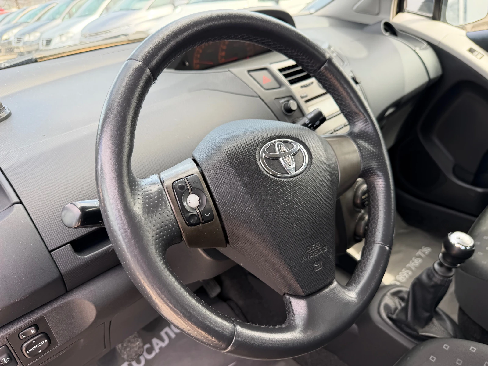 Toyota Yaris 1.3VVTI, снимка 9 - Автомобили и джипове - 54214677
