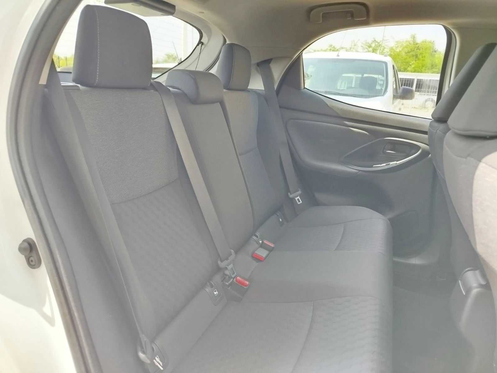 Toyota Yaris Hybird / 1.5 / 116 к.с. / e-CVT, снимка 17 - Автомобили и джипове - 54760754