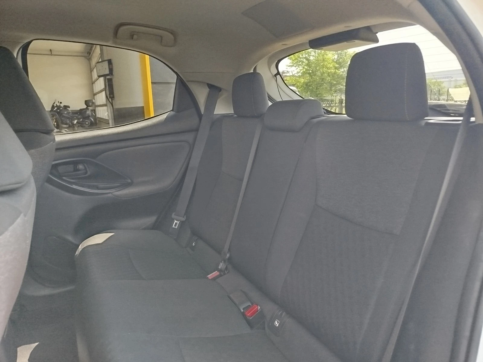 Toyota Yaris Hybird / 1.5 / 116 к.с. / e-CVT, снимка 15 - Автомобили и джипове - 54760754