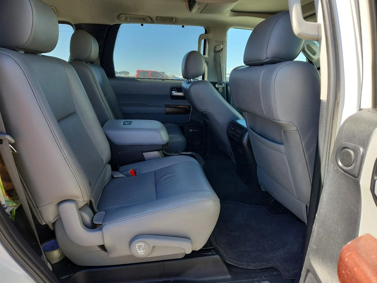 Toyota Sequoia PLATINUM 4WD| 5.7L V8, снимка 11 - Автомобили и джипове - 54765864