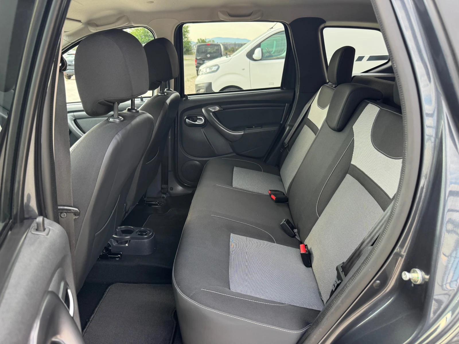 Dacia Duster 1.2i CAMERA NAVI EURO-6, снимка 15 - Автомобили и джипове - 55546707