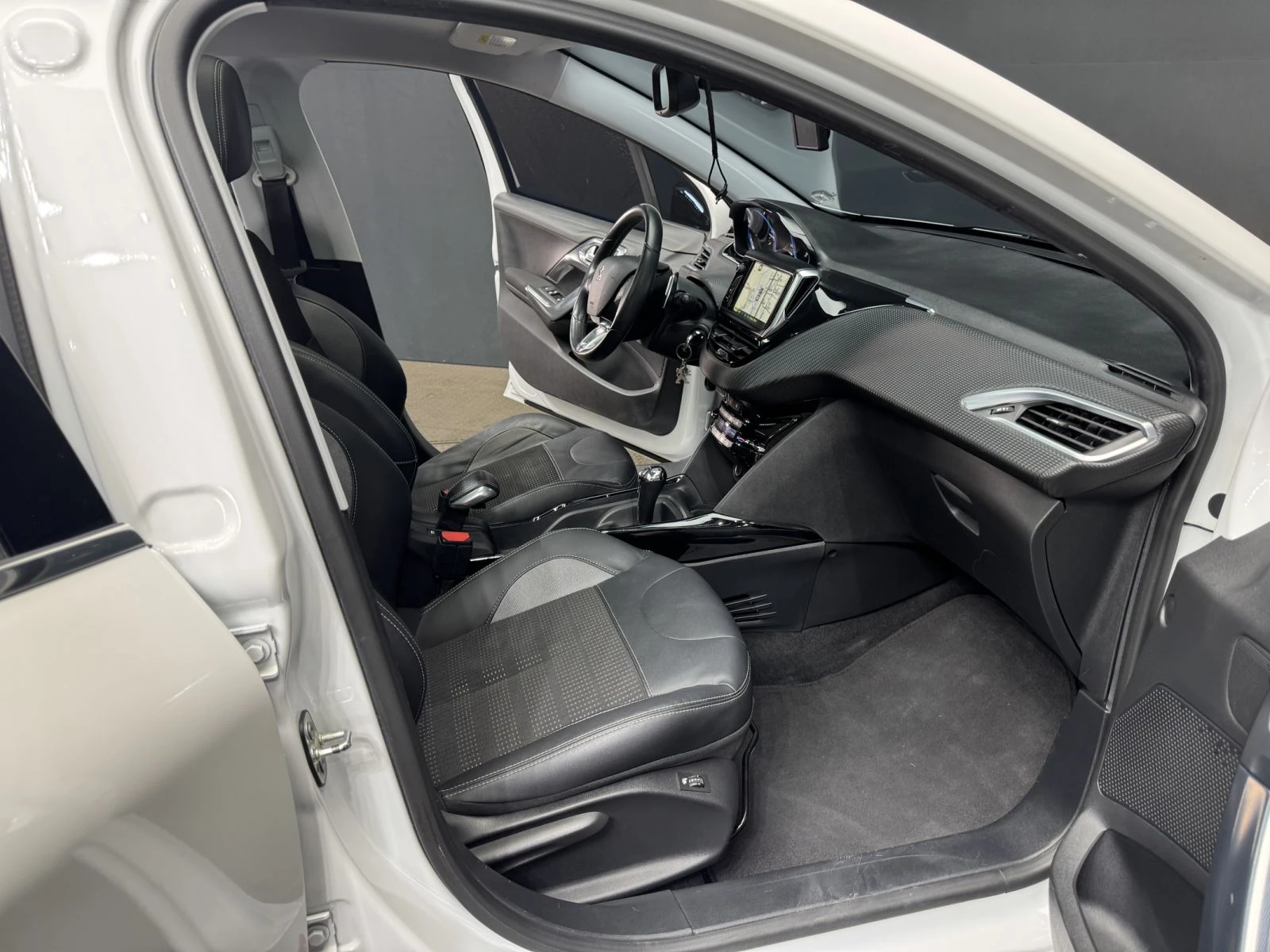 Peugeot 2008 1.6 e-HDi Féline -   -  | Mobile.bg   11