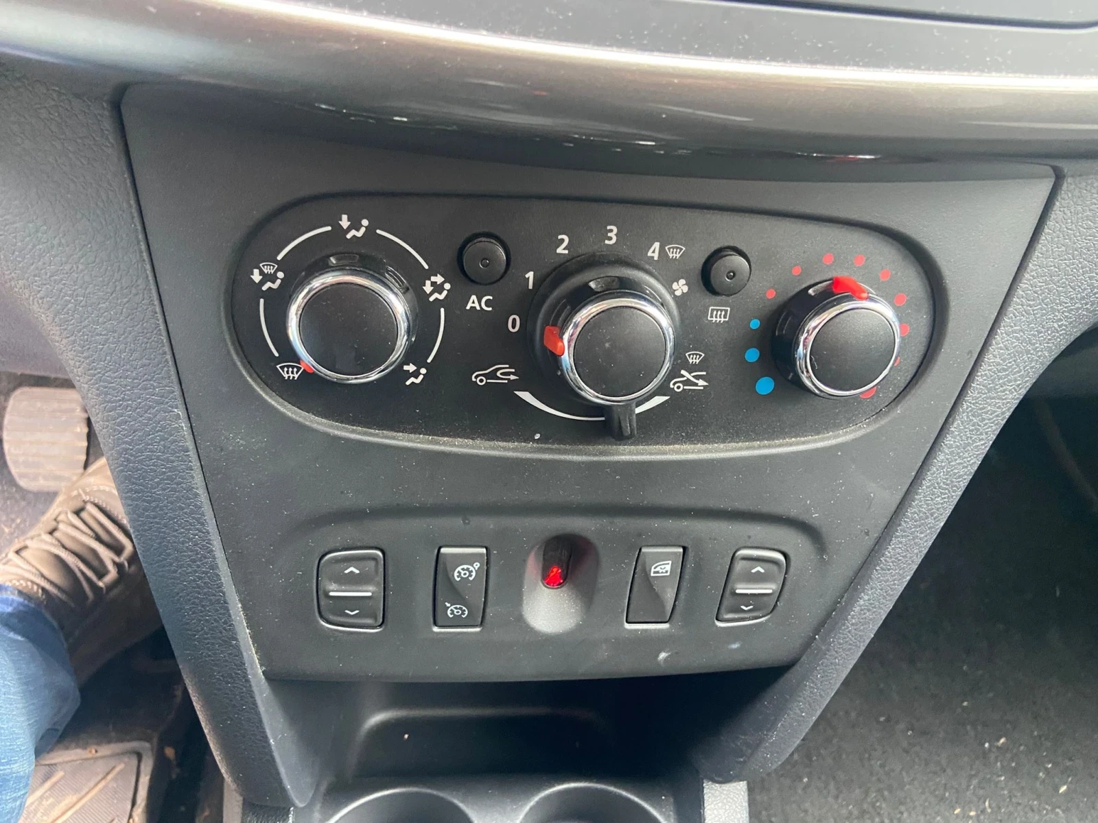 Dacia Sandero 67000км!!!Stepwey, НАВИГАЦИЯ - изображение 8