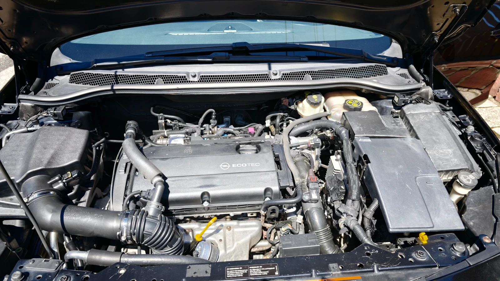 Opel Astra 1.6 Turbo, снимка 12 - Автомобили и джипове - 54139794