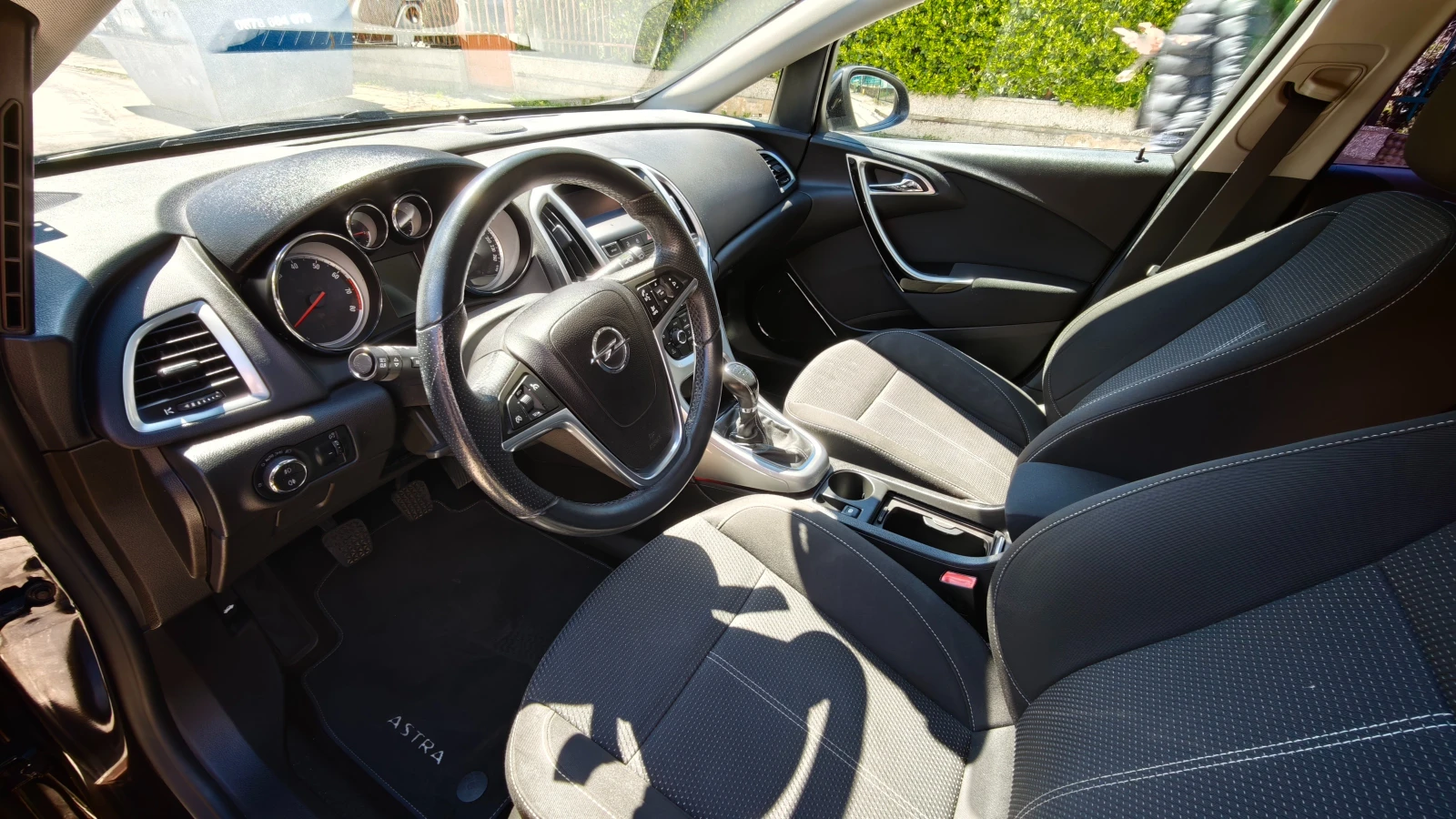 Opel Astra 1.6 Turbo, снимка 8 - Автомобили и джипове - 54139794