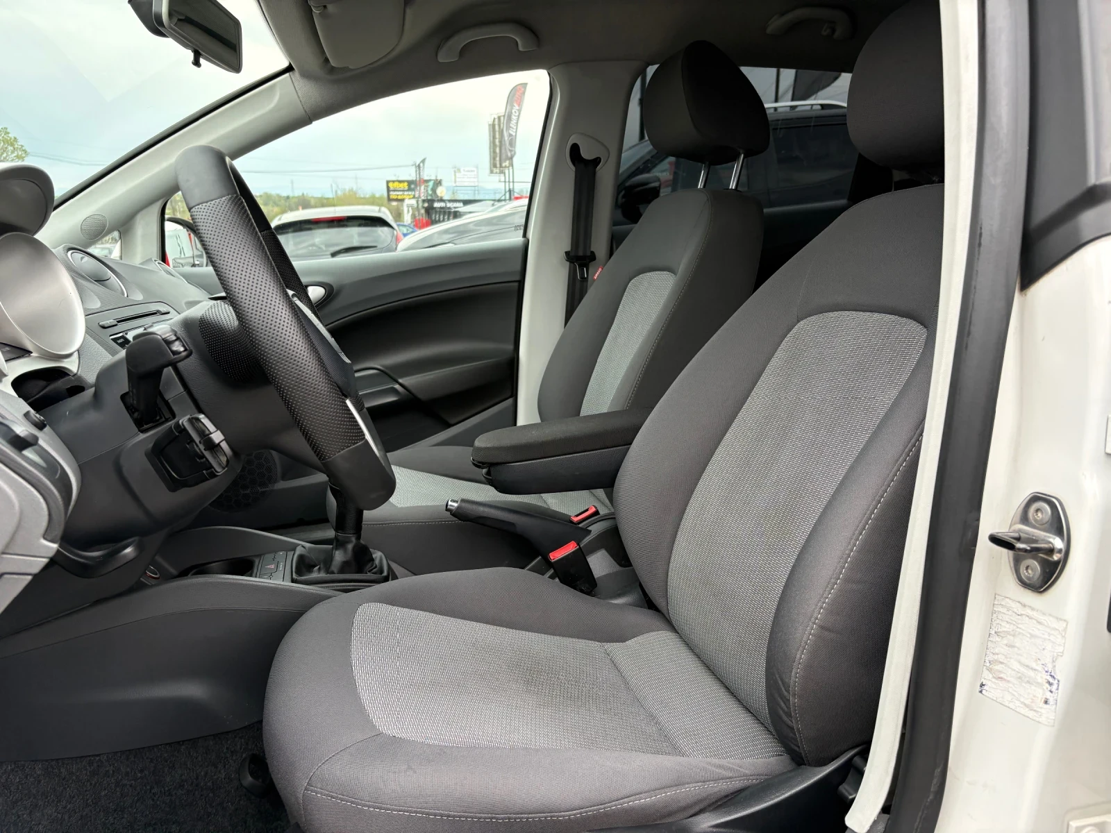 Seat Ibiza 1.4* ОБСЛУЖЕНА* , снимка 9 - Автомобили и джипове - 54257925