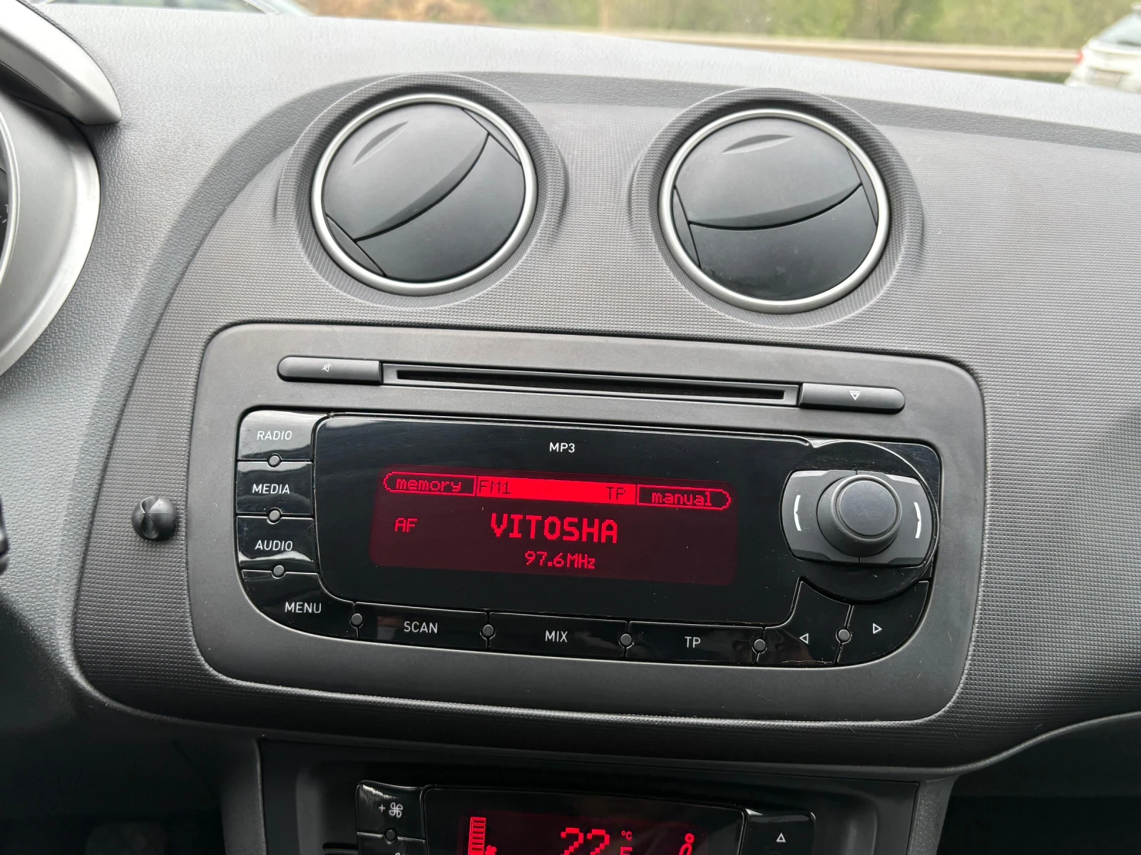 Seat Ibiza 1.4* ОБСЛУЖЕНА* , снимка 12 - Автомобили и джипове - 54257925