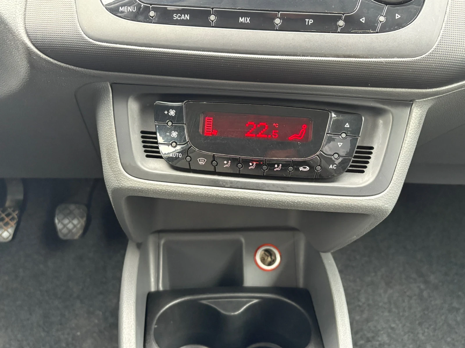 Seat Ibiza 1.4* ОБСЛУЖЕНА* , снимка 13 - Автомобили и джипове - 54257925