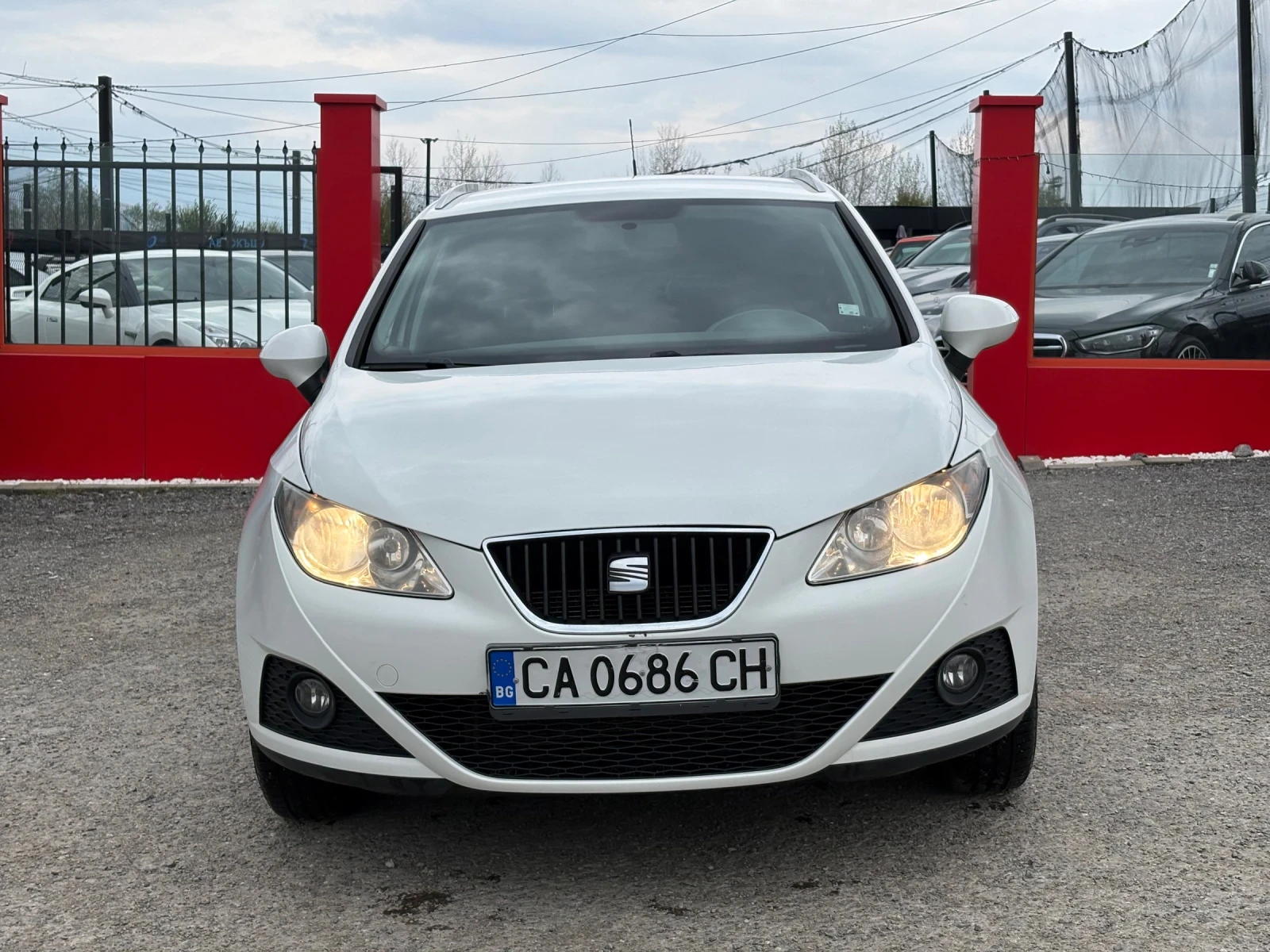 Seat Ibiza 1.4* ОБСЛУЖЕНА* , снимка 2 - Автомобили и джипове - 54257925