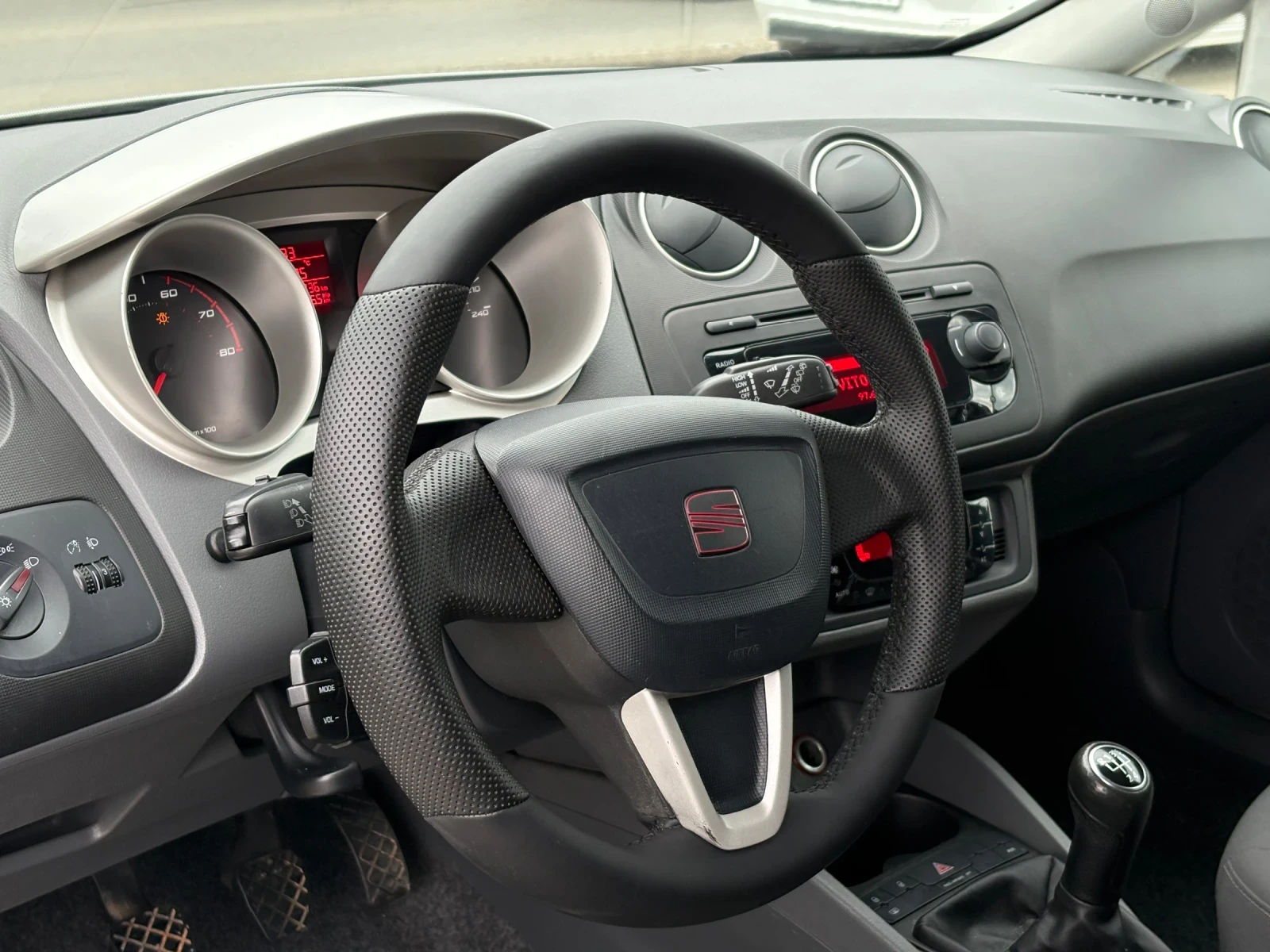 Seat Ibiza 1.4* ОБСЛУЖЕНА* , снимка 8 - Автомобили и джипове - 54257925