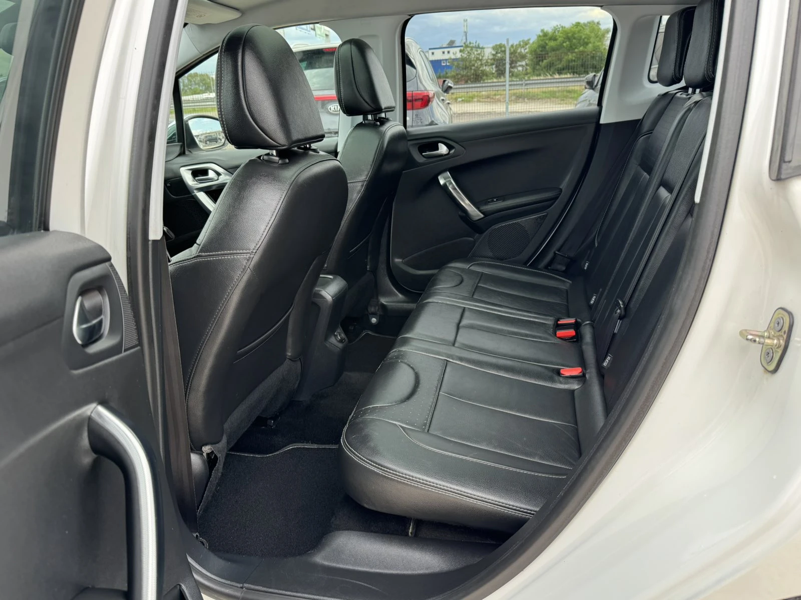 Peugeot 2008 1.6 E- HDI, снимка 8 - Автомобили и джипове - 54727652