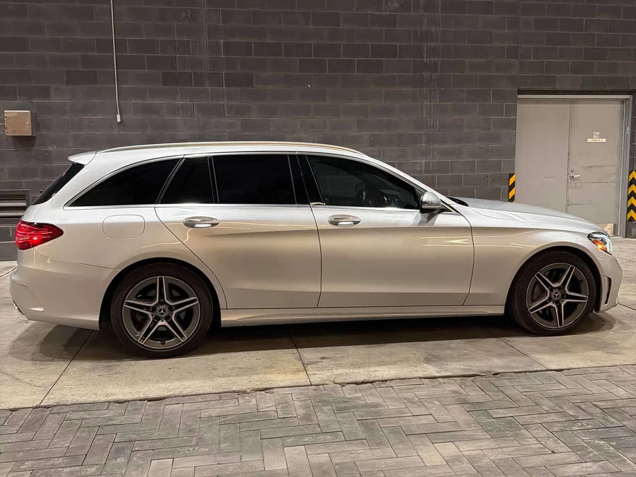 Mercedes-Benz C 300 * АВТОКРЕДИТ БЕЗ ПЪРВОНАЧАЛНА ВНОСКА* , снимка 3 - Автомобили и джипове - 55535697