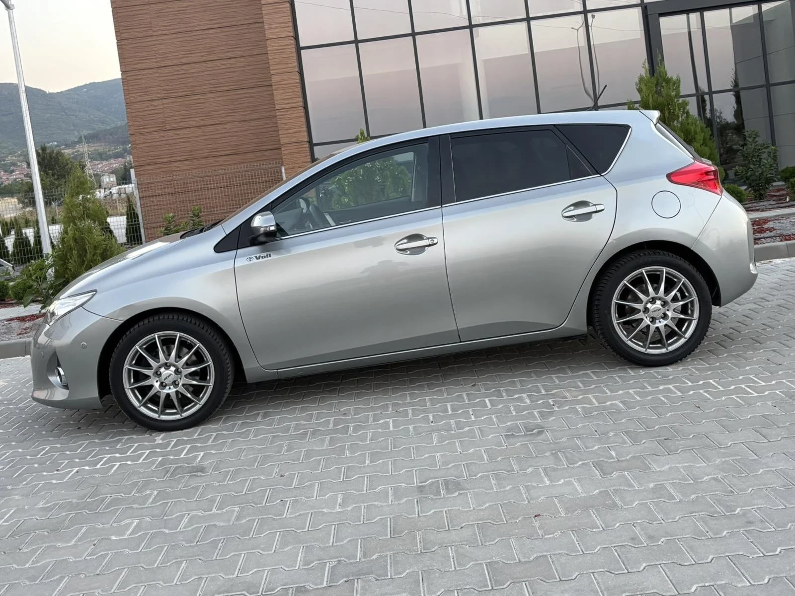Toyota Auris 2.0D4d/124кс/Нави/Камера/Евро5/EXECUTiVE, снимка 4 - Автомобили и джипове - 55958237