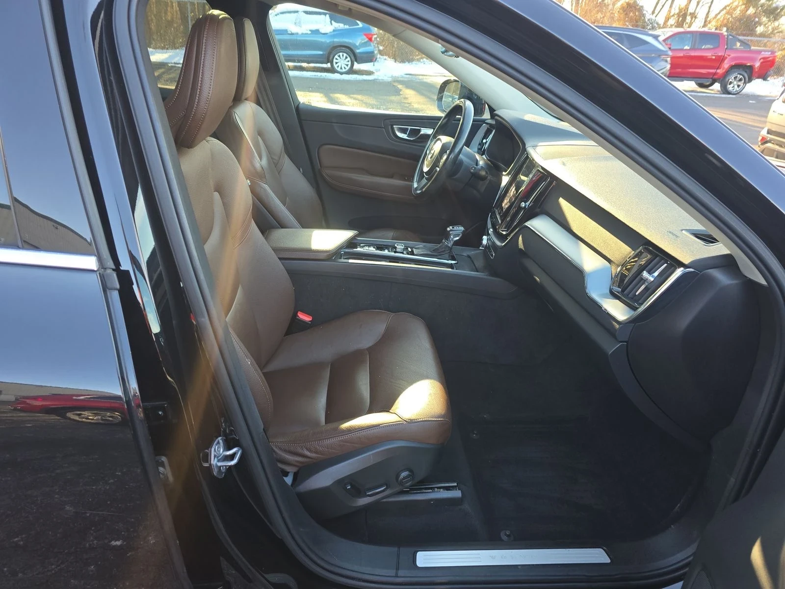 Volvo XC60 T6 Momentum - изображение 9