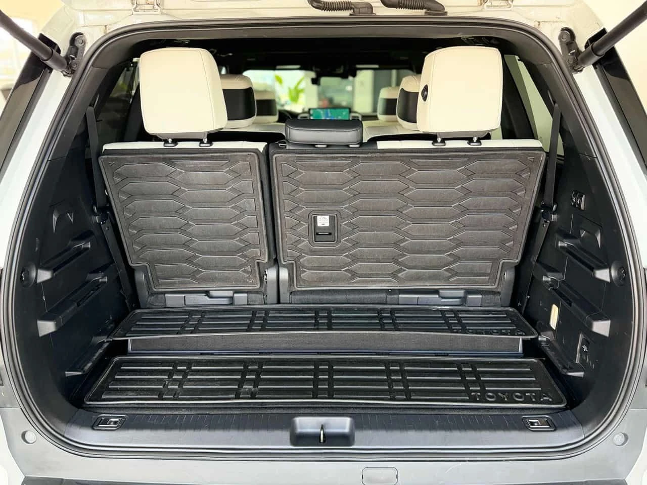 Toyota Sequoia * CAPSTONE * CARFAX * БЕЗ ПЪРВОНАЧАЛНА ВНОСКА, снимка 12 - Автомобили и джипове - 55408478