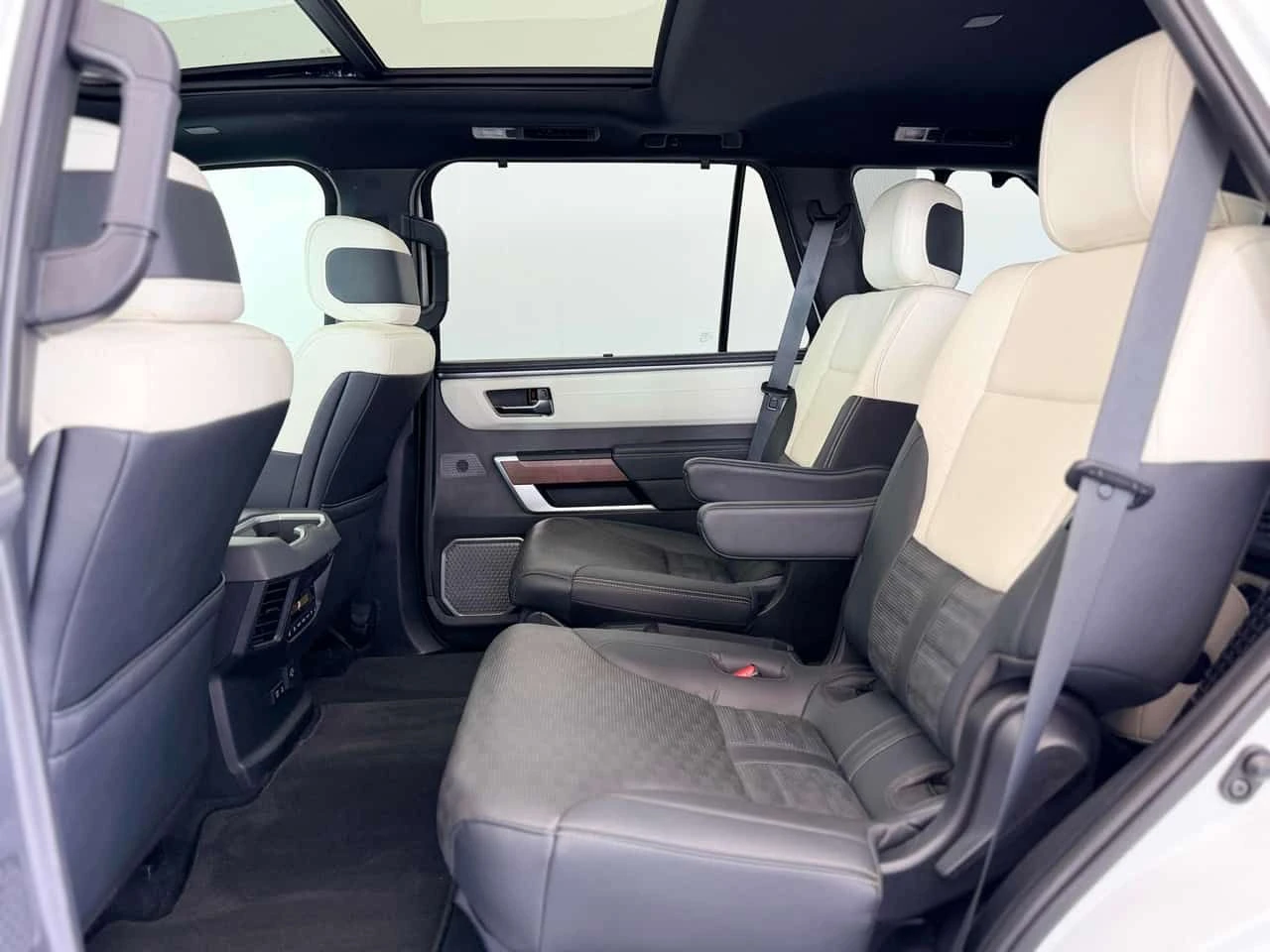 Toyota Sequoia * CAPSTONE * CARFAX * БЕЗ ПЪРВОНАЧАЛНА ВНОСКА, снимка 11 - Автомобили и джипове - 55408478