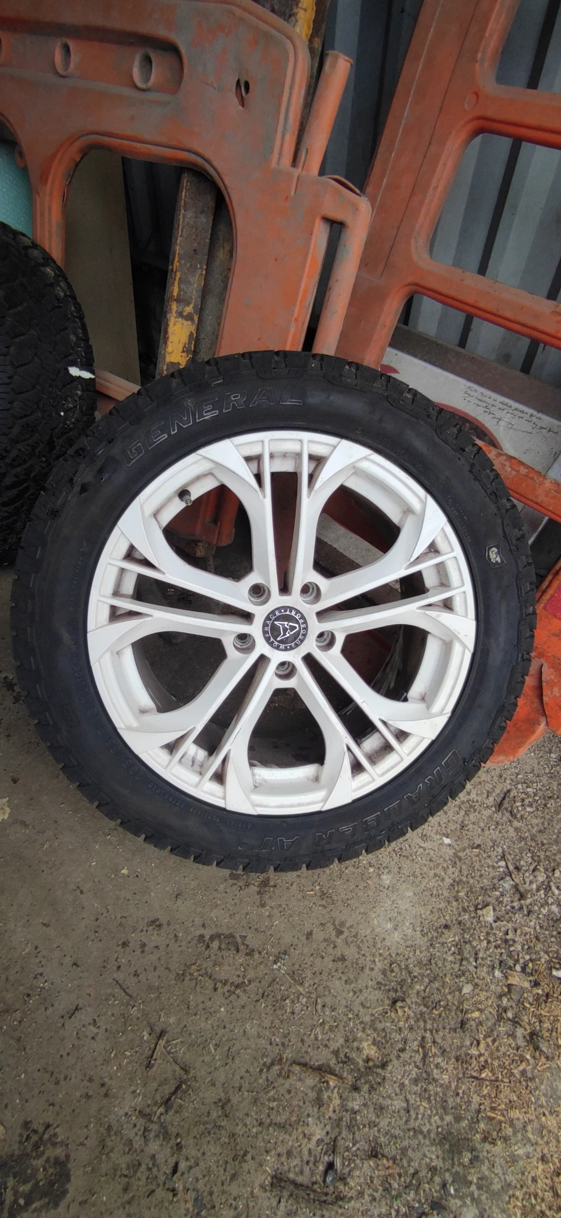 Гуми с джанти General 235/55R18