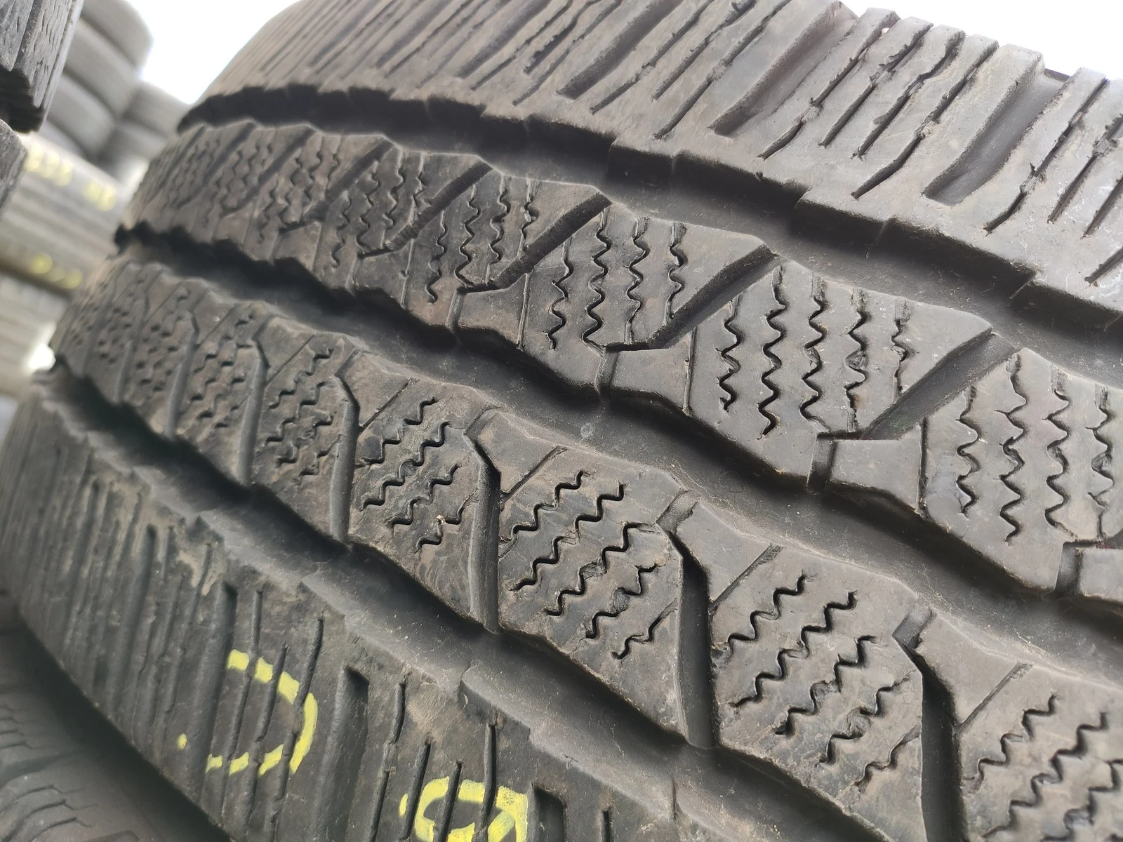 Гуми Зимни 215/65R16, снимка 3 - Гуми и джанти - 56726122