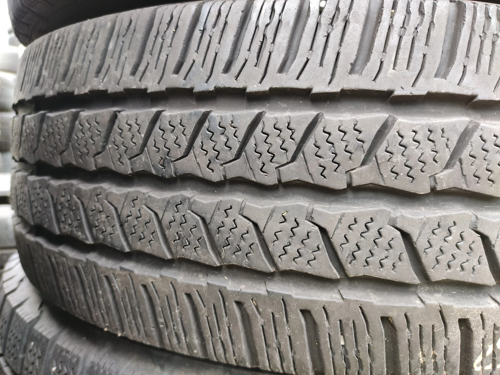 Гуми Зимни 215/65R16, снимка 2 - Гуми и джанти - 56726122
