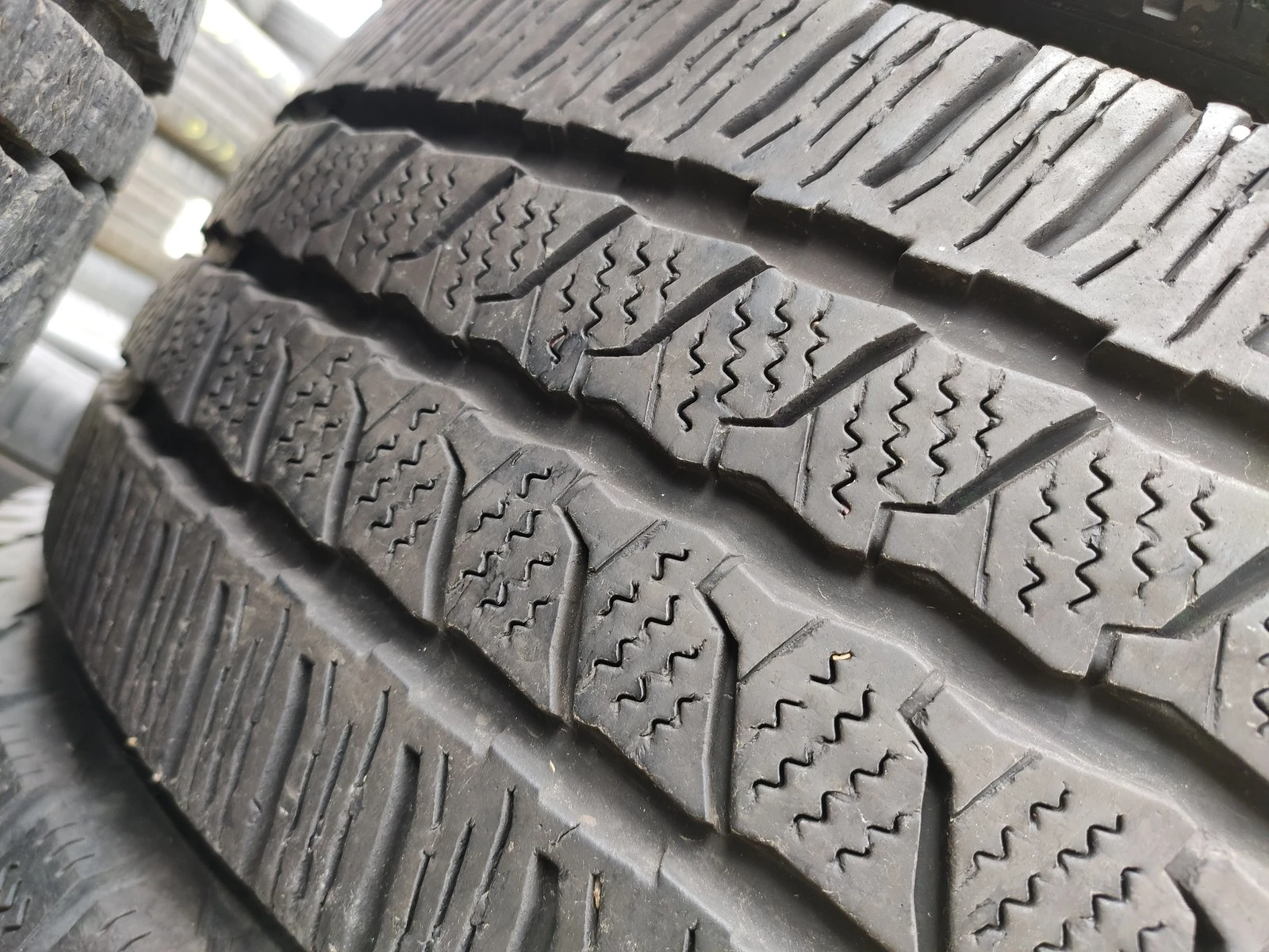 Гуми Зимни 215/65R16, снимка 4 - Гуми и джанти - 56726122