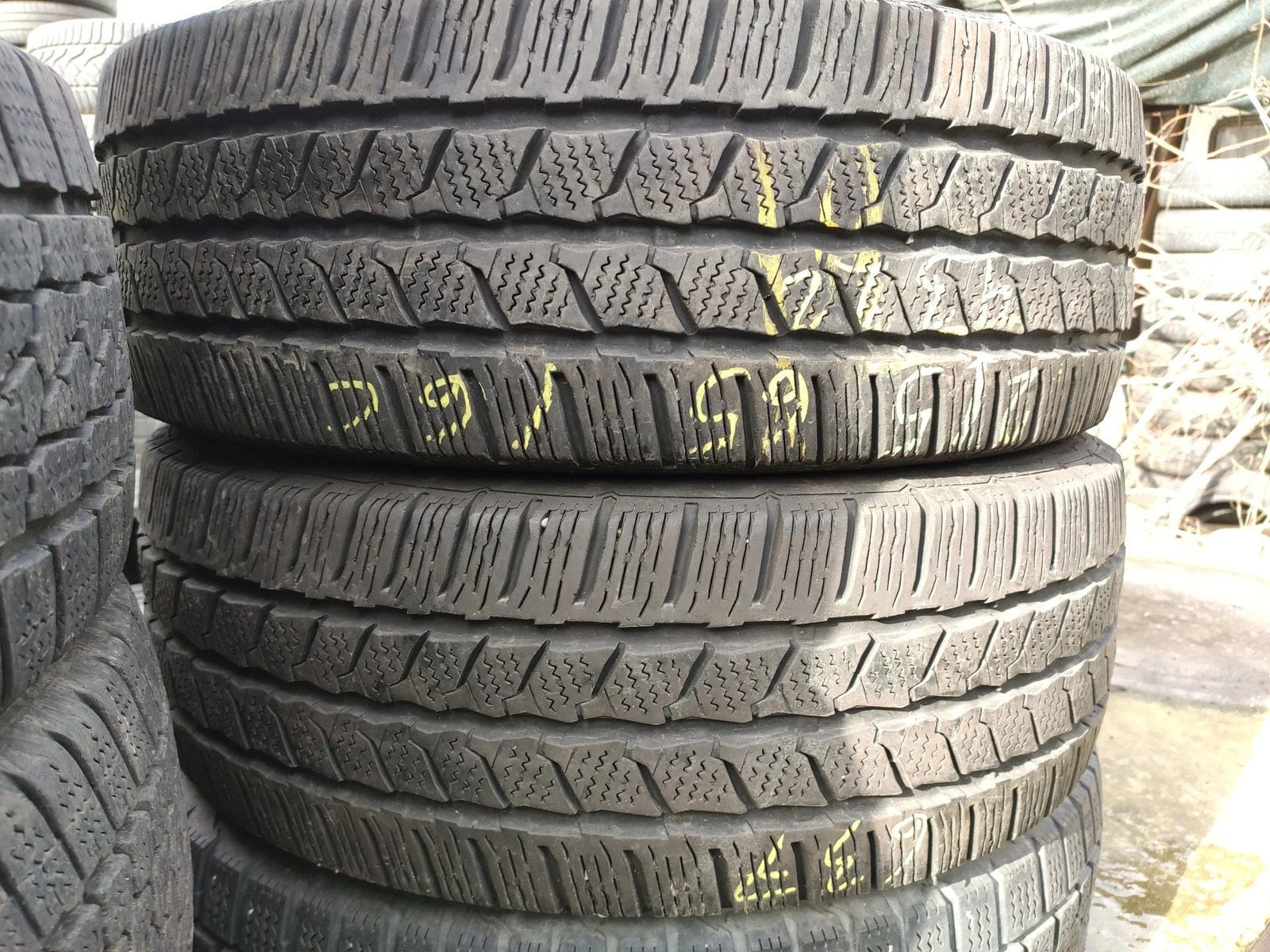 Гуми Зимни 215/65R16, снимка 5 - Гуми и джанти - 56726122
