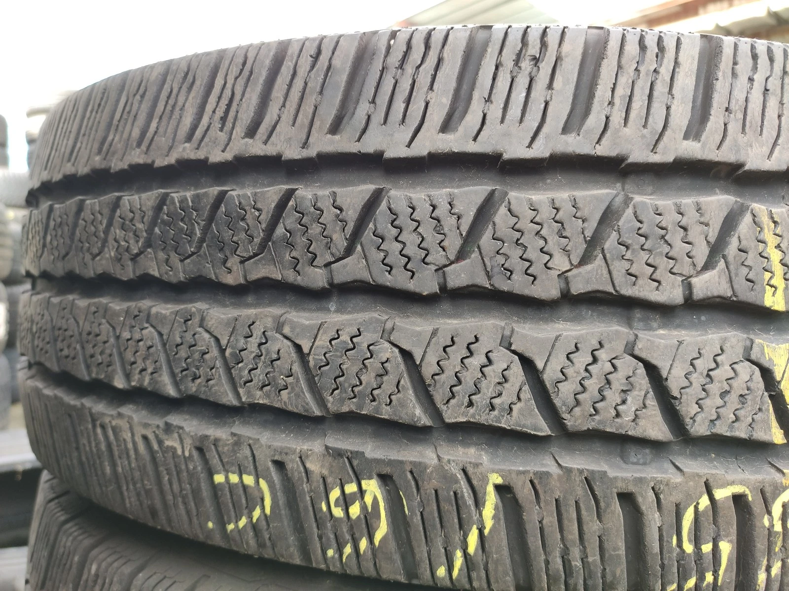 Гуми Зимни 215/65R16
