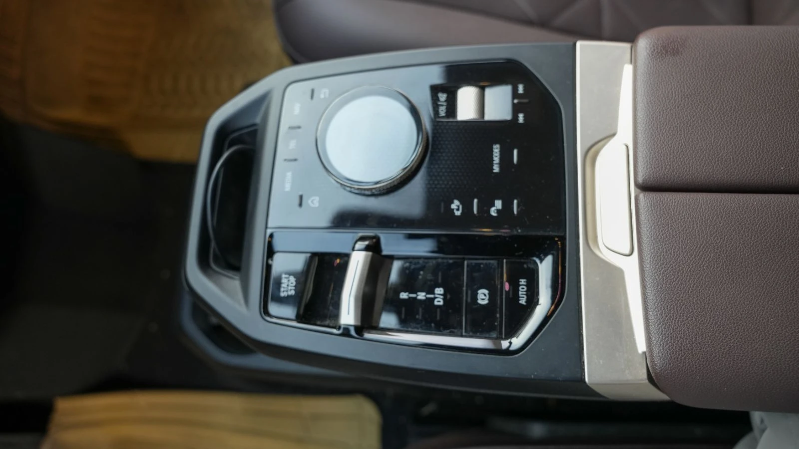 BMW iX IXDrive40 2023 г., снимка 11 - Автомобили и джипове - 56435422