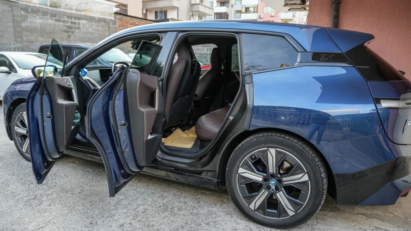 BMW iX IXDrive40 2023 г., снимка 14 - Автомобили и джипове - 56435422