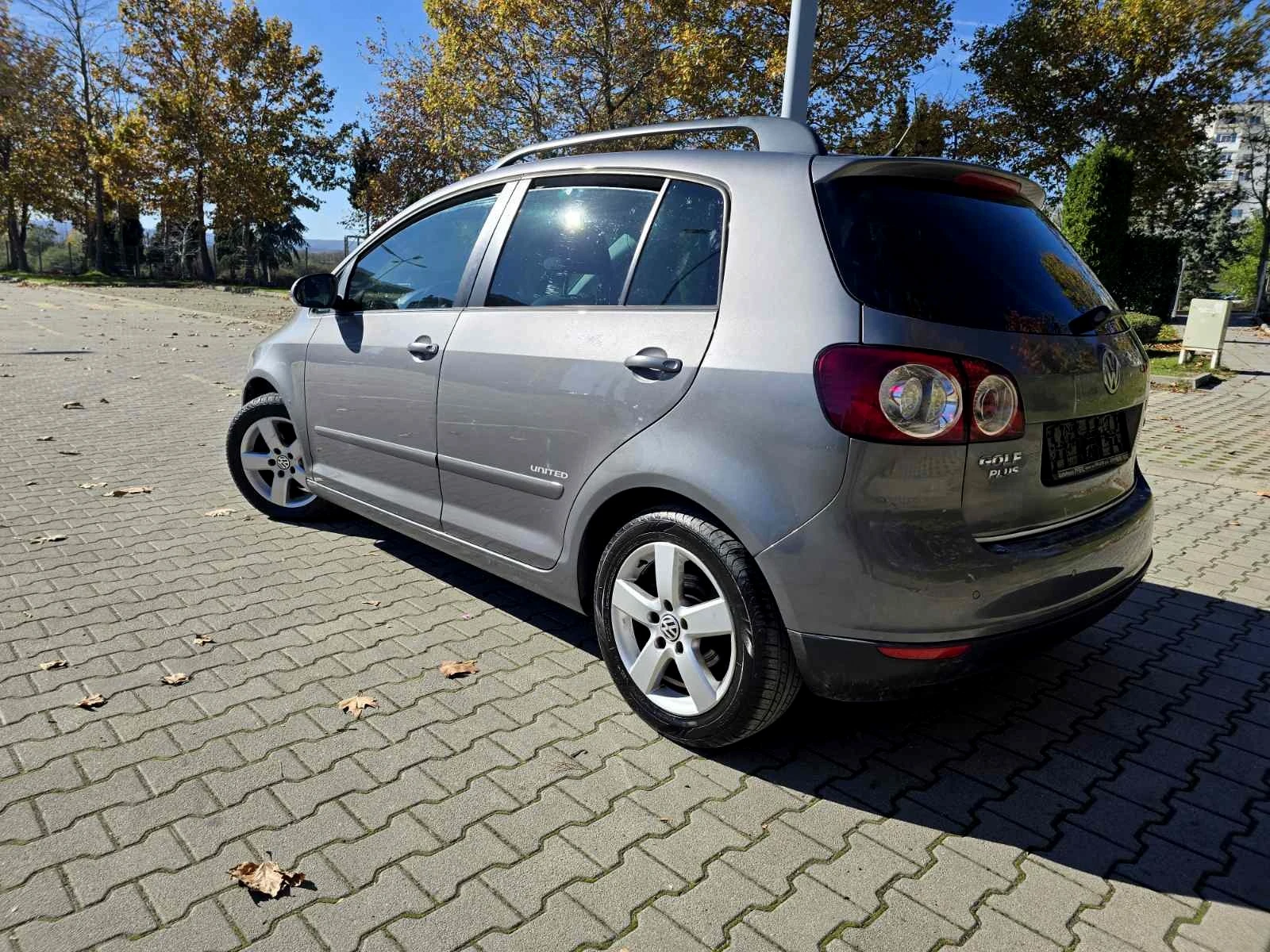 VW Golf Plus КОЛЕДНА ПРОМОЦИЯ/1.6i/ПАРКТРОНИК/NAVI - изображение 4