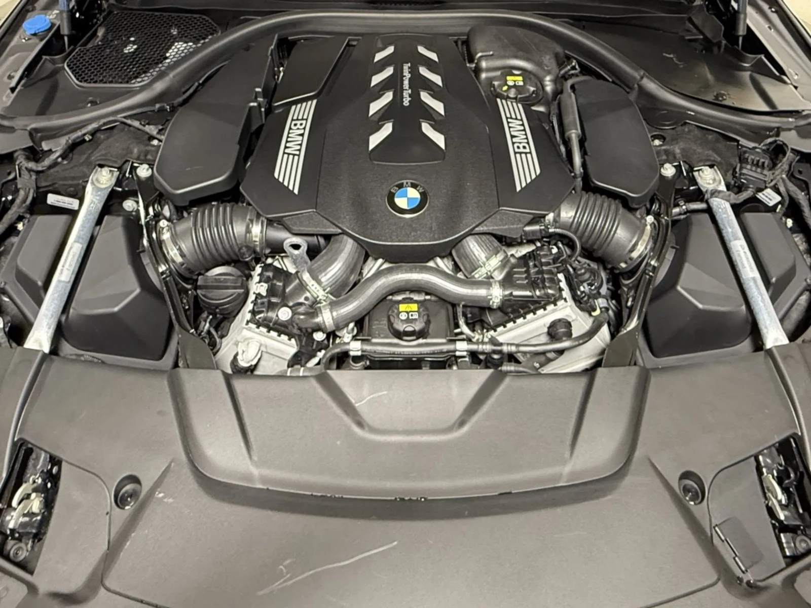 BMW 750 xDrive* M* Pack* Premium Pack* HeadUp* 360* Keyles - изображение 8