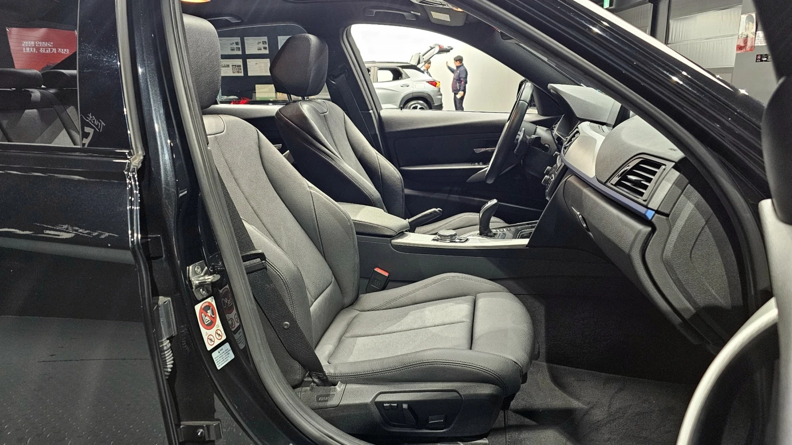 BMW 320 320d M Performance | HUD | Памет | Keyless, снимка 17 - Автомобили и джипове - 55369173