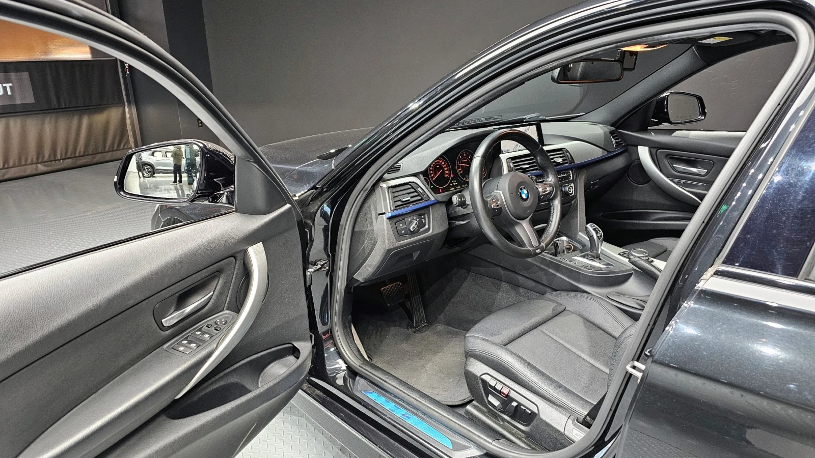 BMW 320 320d M Performance | HUD | Памет | Keyless, снимка 16 - Автомобили и джипове - 55369173