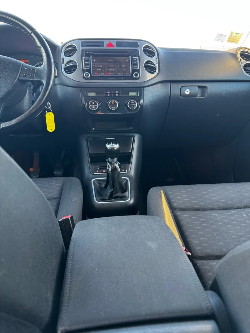 VW Tiguan 2.0 tdi 4x4 Нави, снимка 10 - Автомобили и джипове - 52831423