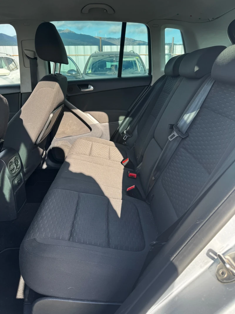 VW Tiguan 2.0 tdi 4x4 Нави, снимка 13 - Автомобили и джипове - 52831423