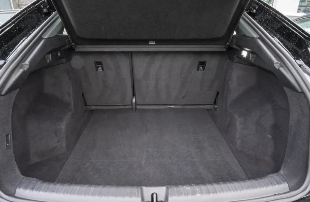 Audi Q4 e-tron, снимка 12 - Автомобили и джипове - 54370346