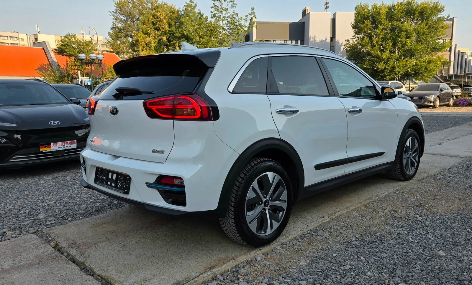 Kia Niro SOH100%/СЕРВИЗНА КНИЖКА/ГАРАНЦИОННА, снимка 4 - Автомобили и джипове - 56015476