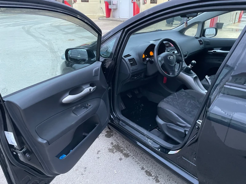 Toyota Auris 1.33 VVTI, снимка 9 - Автомобили и джипове - 53500229