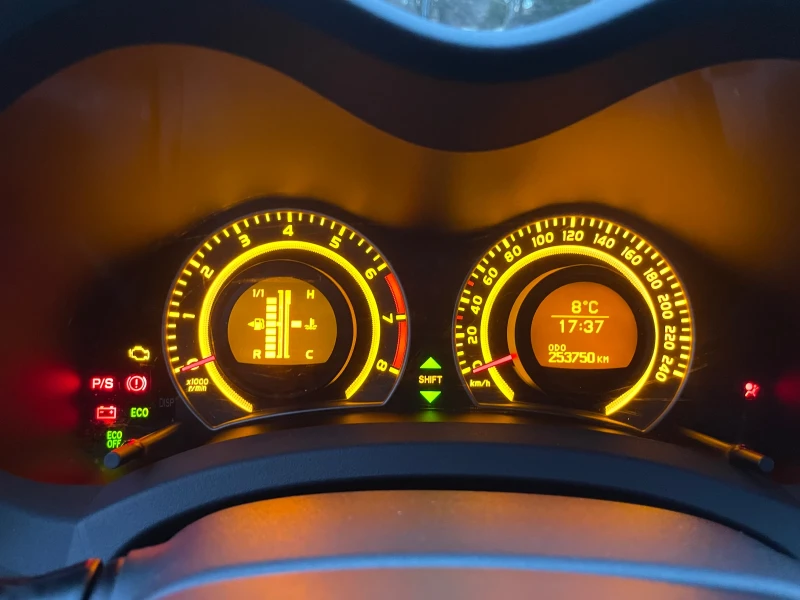 Toyota Auris 1.33 VVTI, снимка 12 - Автомобили и джипове - 53500229