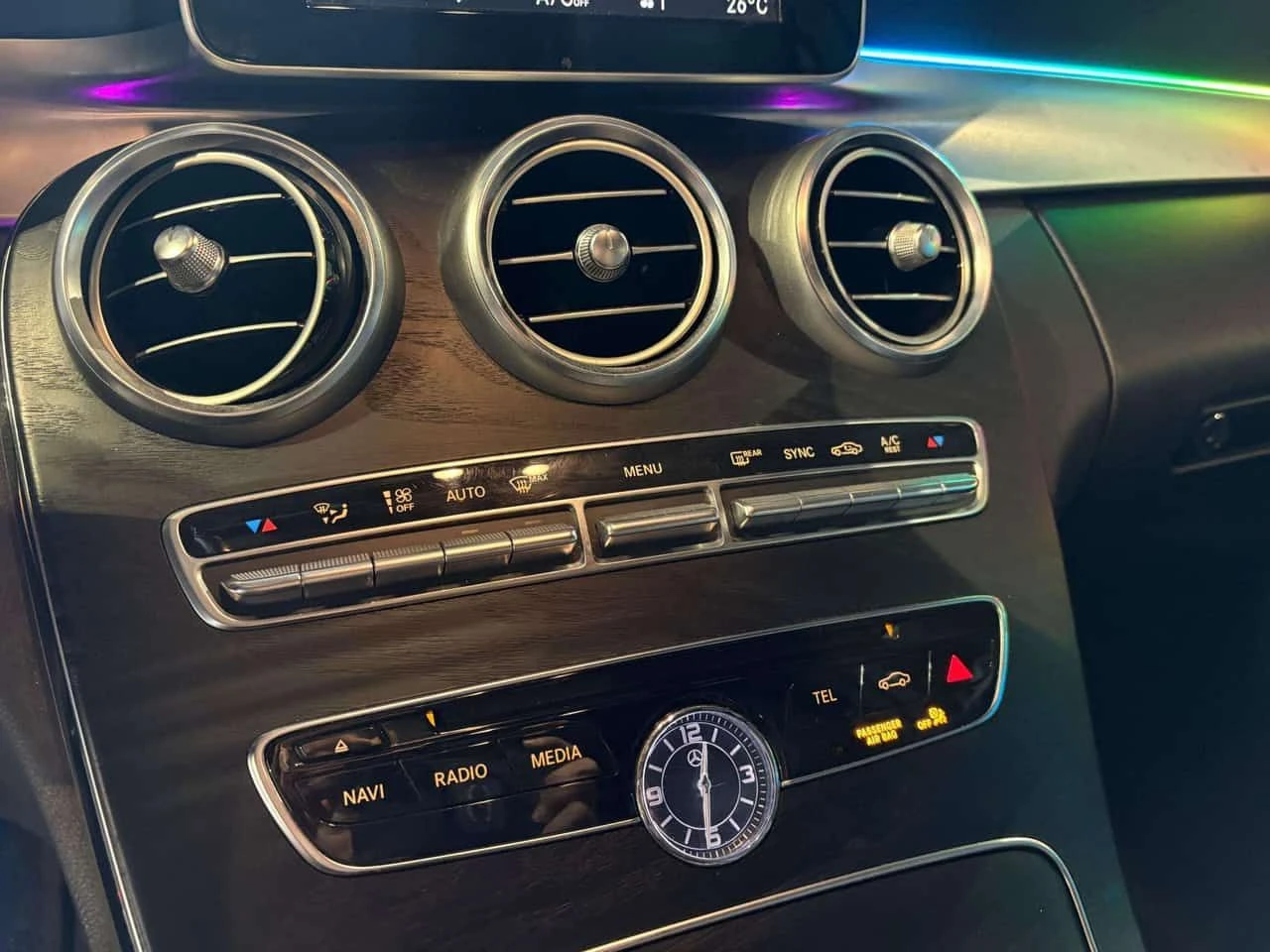 Mercedes-Benz C 300 Keyless| Sunroof| Ambient| Burmester| , снимка 13 - Автомобили и джипове - 54427385