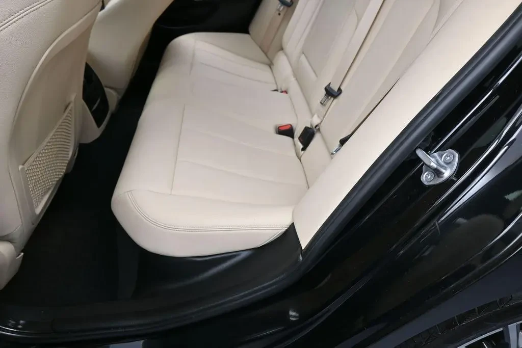 BMW 330 i, снимка 12 - Автомобили и джипове - 54810818