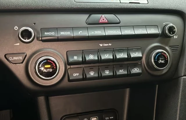 Kia Sportage 1.6GDI/132кс| ГАРАНЦИЯ| 68807КМ| Keyless| Bi-Xenon, снимка 7 - Автомобили и джипове - 55036136