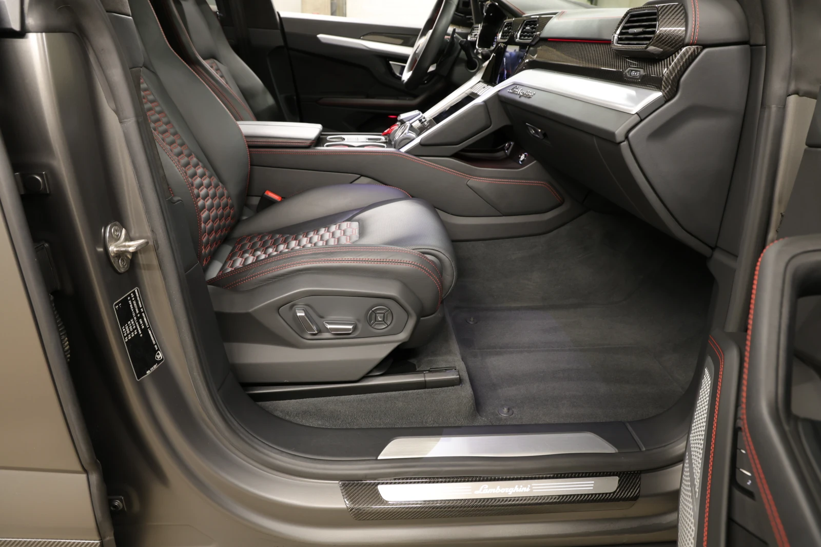 Lamborghini Urus Carbon Paket Ceramic, снимка 11 - Автомобили и джипове - 53160815