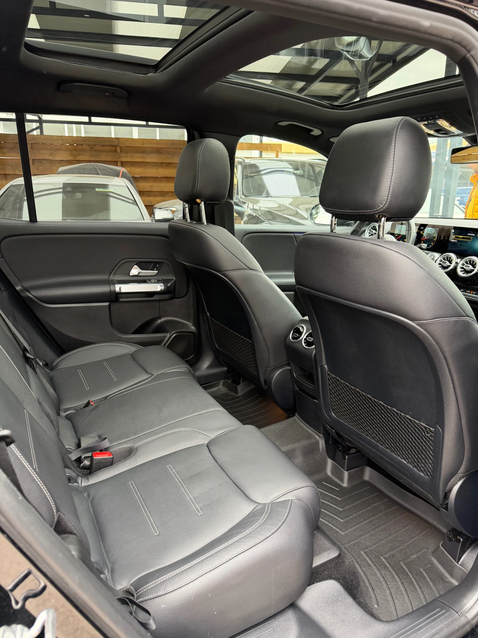 Mercedes-Benz GLB 250 4M AMG-Pack, снимка 12 - Автомобили и джипове - 54239139