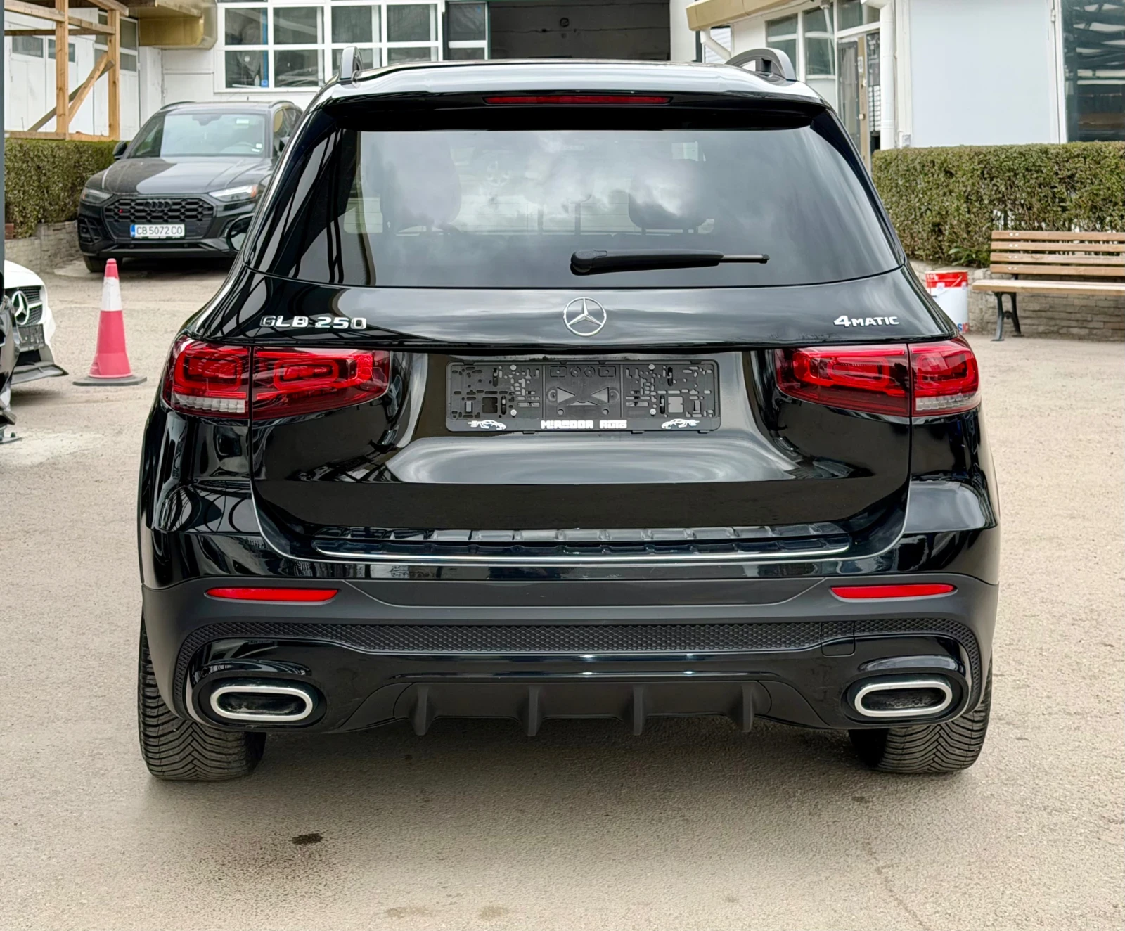 Mercedes-Benz GLB 250 4M AMG-Pack, снимка 6 - Автомобили и джипове - 54239139