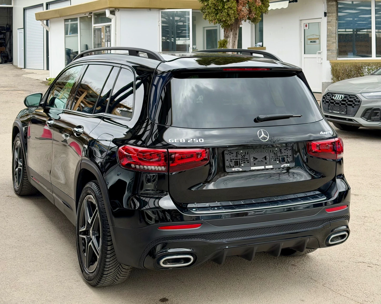 Mercedes-Benz GLB 250 4M AMG-Pack, снимка 7 - Автомобили и джипове - 54239139