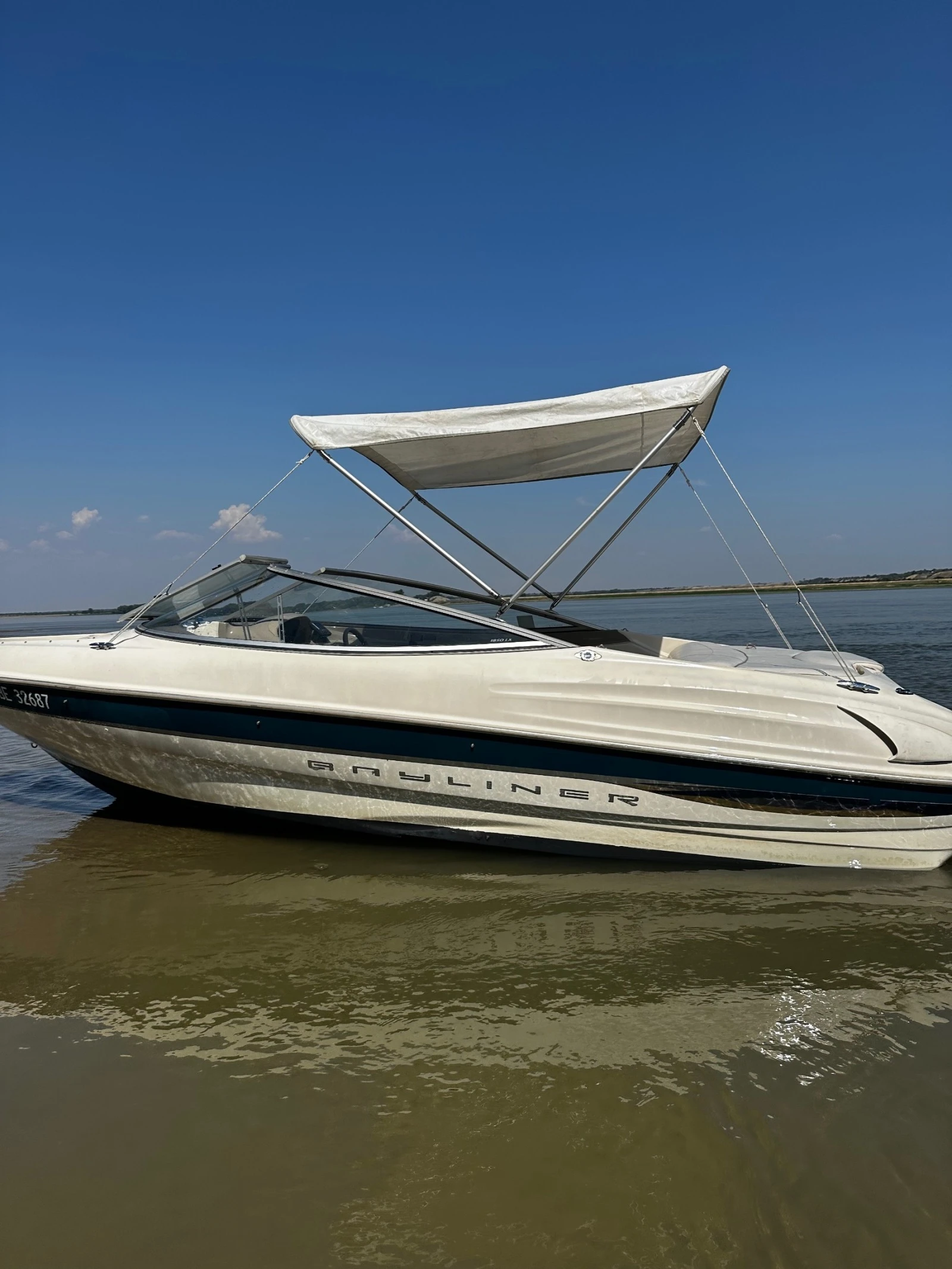 Моторна яхта Bayliner Capri SWISS - изображение 3