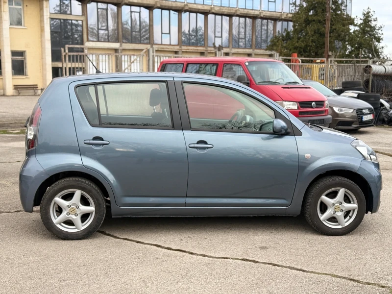 Daihatsu Sirion 1.3I-4x4, снимка 8 - Автомобили и джипове - 52662027